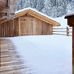 Chalet Spacieux Au Grand-bornand Avec Parking Et Animaux Admis - Fr-1-467-151 *